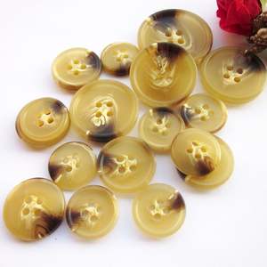 Botones de Resina Lavables Niucky R0201-057, Venta Directa de Fábrica, 4 Agujeros, Color Amarillo, con Borde Delgado y Vetas Marrones, para Trajes y Abrigos - Product Image 1