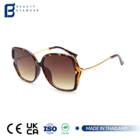 Lunettes de soleil élégantes et stylées en chaîne dorée, design de créateur, luxe vintage pour femmes