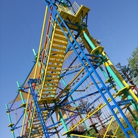 Parc d'aventure en plein air pour enfants à deux niveaux avec parcours de cordes et tyrolienne