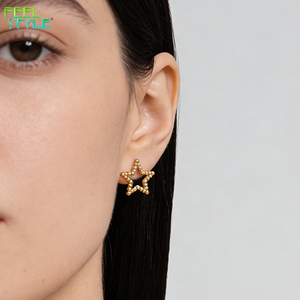 Boucles d'oreilles clous en laiton plaqué or véritable, design original, motif étoile et boule, fabrication sur mesure en gros, excellent choix pour les entreprises - Product Image 3