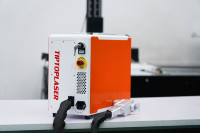 Machine de nettoyage au laser portable haute efficacité 300W, à main, pour l'élimination de la rouille, sans sable ni produits chimiques requis