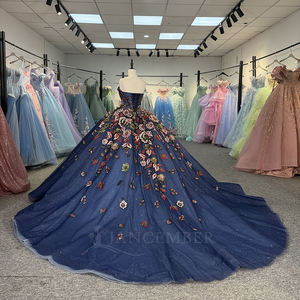 Vestido de Quinceañera Azul Marino con Brillo y Apliques Florales, Antiestático, con Cola de Capilla, de Organza, Modelo 1570 - Product Image 3