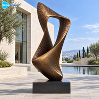 Sculpture abstraite moderne en bronze, en forme de boucle, martelée à la main, en laiton et cuivre, art personnalisé pour les lieux emblématiques, les places, les hôtels, les jardins et les espaces commerciaux