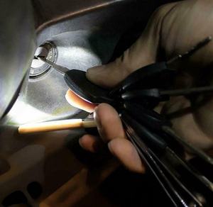 Ventes chaudes Cadeau Lampe torche à LED COB Porte-clés Ultra lumineuse 50 lumens Blanc froid Haute/Basse/Clignotante Torche d'urgence Garantie 1 an - Product Image 3