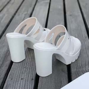 Sandales compensées à talon incliné pour femme, été, bout ouvert, pantoufles, imperméables, talons hauts, semelle épaisse, cuir - Product Image 5