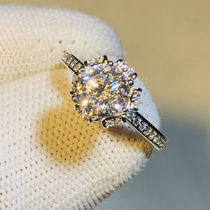 Anello nuziale scintillante a forma di girasole per donna, elegante gioiello da dito alla moda - Product Image 3