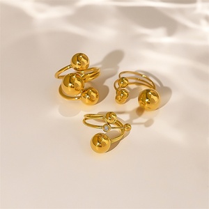 Produits en promotion : Bague manchette ajustable en acier inoxydable plaqué or, étanche, avec breloques perles rondes - Product Image 1