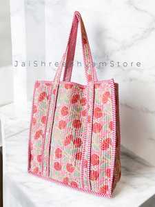 Sac fourre-tout matelassé en coton imprimé à la main avec motif floral, doublure douce, conçu pour un transport quotidien confortable, vie durable - Product Image 2