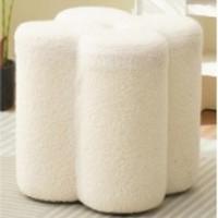 Pouf moderne en forme de trèfle marron clair, élégant et moelleux, idéal pour chambre à coucher, appartement ou fauteuil de salon.
