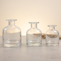 Diffuseur d'arômes cylindrique en verre blanc transparent à col long pour la maison, avec bouchon, bâtonnets en rotin et fleurs séchées, sans flamme