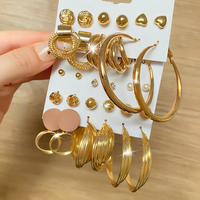 Nouvelle Collection 2023 : Ensemble de Boucles d'Oreilles Huggie pour Femme, Bijoux en Perles pour Usage Quotidien et Soirées, Luxueux Ensemble de Boucles d'Oreilles en Cristal