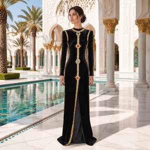 Abito <span class=keywords><strong>Lungo</strong></span> Formale da Donna <span class=keywords><strong>in</strong></span> <span class=keywords><strong>Velluto</strong></span> Nero <span class=keywords><strong>con</strong></span> Ricami Dorati, Collo Alto, Maniche Lunghe e <span class=keywords><strong>Spacco</strong></span> Alto - Product Image 1