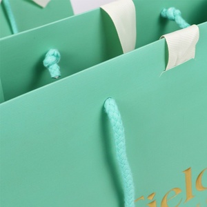 Sacs en papier kraft de luxe de haute qualité, fabriqués en usine, avec logo imprimé personnalisé, ruban et poignée dorée, pour chaussures - Product Image 4