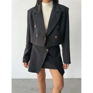 ชุดเสื้อครอปและกระโปรงติดกระดุมสำหรับผู้หญิง สีดำ - Product Image 4