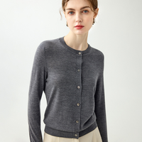 Feingestrickter Damen-Cardigan aus feiner Merinowolle und Baumwolle in Grau, elegant, klassisch, dünn, lässig, Rundhalsausschnitt, schmal geschnitten, bequem.
