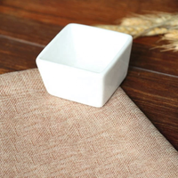 Assiettes en céramique blanches pures, design irrégulier, petites coupelles pour sauce soja, vinaigre, condiments, cornichons, pour restaurants et hôtels (vente en gros)