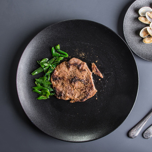 Assiettes à steak rondes peu profondes en céramique noire mate traditionnelles durables et écologiques pour les restaurants - Product Image 2
