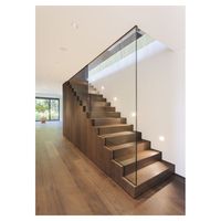 Escalier en bois traditionnel Prima avec balustres et main courante pour maison de style classique