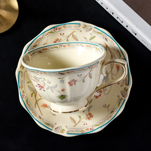 Tasse à café et soucoupe en céramique de style européen, géométrique, rétro, pastoral, luxe léger, dentelle en relief, vaisselle pour la maison et la décoration de café - Product Image 2