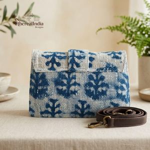 Sac bandoulière artisanal en coton imprimé indigo, pochette à rabat style bohème, export en gros Inde - Product Image 2