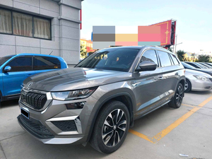 Volkswagen Skoda Karoq 2023 Usata, SUV 5 Porte 5 Posti a Benzina, Auto di Seconda Mano - Product Image 3