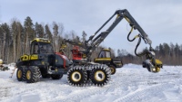 Remorque forestière pour machines de manutention, scie à bois, fendeuse de bûches avec grue hydraulique et tête de récolte à vendre