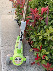 Monopattino Pieghevole Unisex a 3 Ruote per Bambini, Nuovo Modello con Pedale, Ruote in Acciaio Leggero e Gomma, per Bambini dai 3 ai 12 Anni - Product Image 3