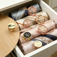 Broches en alliage de zinc de luxe personnalisées avec logo, vente en gros, bijoux de mode pour femmes, prix d'usine