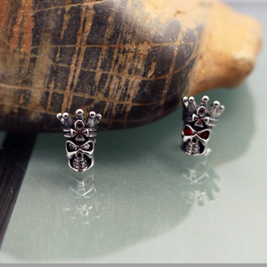 Pendientes con forma de calavera y corona de yunnique, joyería Retro Punk de acero de titanio, rojo, negro y blanco, para hombres y mujeres - Product Image 2