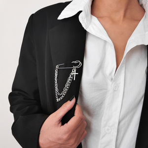 Spilla a catena incrociata con ciondolo, accessorio decorativo per abbigliamento, stile punk, lunghezza normale - Product Image 3