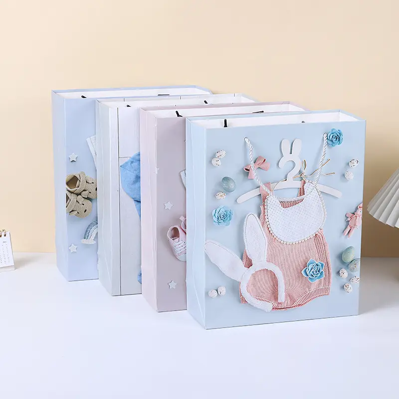 Aangepaste Bedrukking Gepersonaliseerde Verpakking Kinderen Kleding Tassen Met Labels Papier Behandeld Kartonnen Cadeau Tas Voor Baby 'S