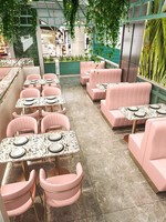 Ensemble de mobilier de restaurant et café chic pour glacier : banquettes en velours rose, chaises et tables de restauration