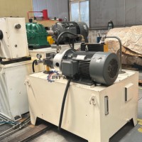 Machine de formage à froid de poutres de pare-chocs automobiles courbées de haute précision, ligne de pliage flexible en ligne contrôlée par servo