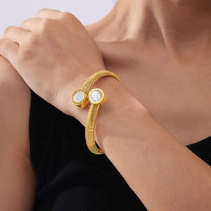 Pulsera <span class=keywords><strong>de</strong></span> Acero Inoxidable con Diseño Acrílico <span class=keywords><strong>de</strong></span> Concha Blanca Incrustada en Forma <span class=keywords><strong>de</strong></span> Garganta <span class=keywords><strong>de</strong></span> Ganso Simple y Personalizada YF3851 - Product Image 4