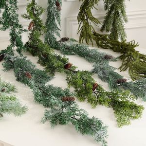 Guirnalda Navideña Artificial de Ciprés LINGKAI con Piñas, Follaje Verde Realista para Decoración de Chimenea, Pared y Hogar - Product Image 1