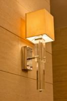 Applique murale élégante à LED avec prisme en cristal K9, tissu en lin beige, finition nickel poli personnalisable, durée de vie de 50 000 heures, garantie de 2 ans