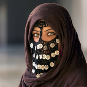 Voile de visage égyptien traditionnel - Burqa noir en crochet fait main avec pièces de monnaie argentées, longueur au sol, manches longues pour mariage/ Prière - Product Image 3