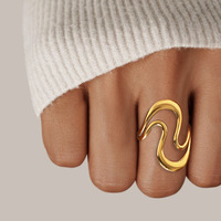 Vente en gros d'anneaux ouverts géométriques creux en acier inoxydable plaqué or 18 carats, bijoux minimalistes pour femmes, été
