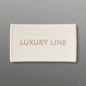 Étiquettes de col personnalisées écologiques en damassé noir, étiquettes tissées pliées sur le côté, nom, logo, design de marque, vêtements, confection sur mesure - Product Image 6