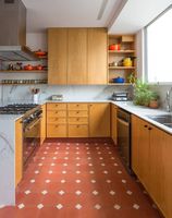 Ensemble de meubles de cuisine complets de style moderne, design de cuisine moderne, armoires de cuisine modulaires avec façade en verre et éclairage LED
