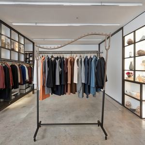Moderno y Elegante Tendedero de Acero con Forma de Ola, Plegable y Portátil, Soporte de Exhibición de Pie para Centros Comerciales y Tiendas de Ropa - Product Image 2