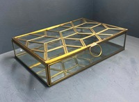 Caja de Almacenamiento y Exhibición de Joyas de Latón y Vidrio con Diseño Artesanal B22, Elegante y Geométrica, con Base de Espejo, 10x7x2.25