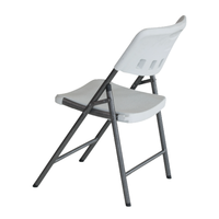 Chaise pliante en plastique HDPE empilable portable de capacité de chargement de 650lbs durables de vente en gros d'usine pour des événements extérieurs d'intérieur
