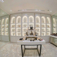 Meuble de présentation cosmétique en bois sur mesure avec éclairage LED, étagère à maquillage cintrée pour magasin de beauté, directement de l'usine, OEM ODM
