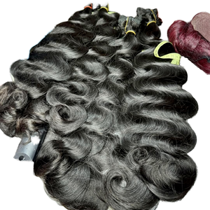 Venta al por mayor de cabello humano 100% natural a precio económico, extensiones de cabello rizado camboyano, ondulado húmedo, rizado suelto, con cordón/cabello tejido, no Remy - Product Image 1