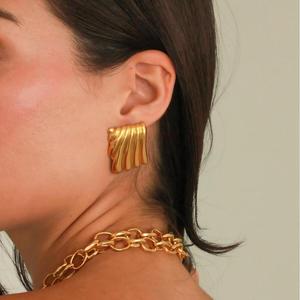 ต่างหูสแตนเลสทรงเรขาคณิตแบบจีบ ชุบทอง 18k ไทเทเนียมสตีล สำหรับผู้หญิง เครื่องประดับแฟชั่น ดีไซน์จีบแบบไม่สม่ำเสมอ - Product Image 2