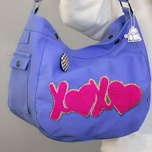 Toalla de chenilla grande personalizada al por mayor para el Día de San Valentín Xoxo bordado letras lentejuelas parches de hierro para ropa - Product Image 5