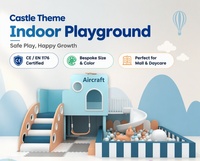 Aire de jeux intérieure commerciale avec toboggan en forme d'arche étoilée et piscine à balles avec jouets à thème pour garderies et centres commerciaux