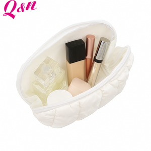 2025 Q & N Organisateur de maquillage blanc portable Sac cosmétique matelassé avec grande fermeture à glissière Écologique et à la mode - Product Image 1