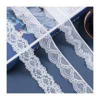 1-4 pouces de large X 15 mètres de ruban de dentelle de garniture de motif floral blanc pour la décoration, la conception florale et l'artisanat